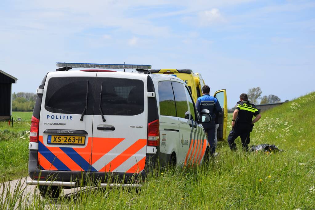 Persoon ten val met scooter