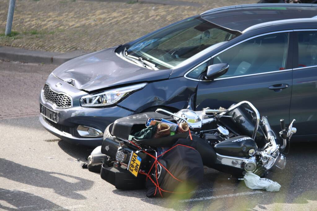 Ernstig ongeval tussen auto en motor