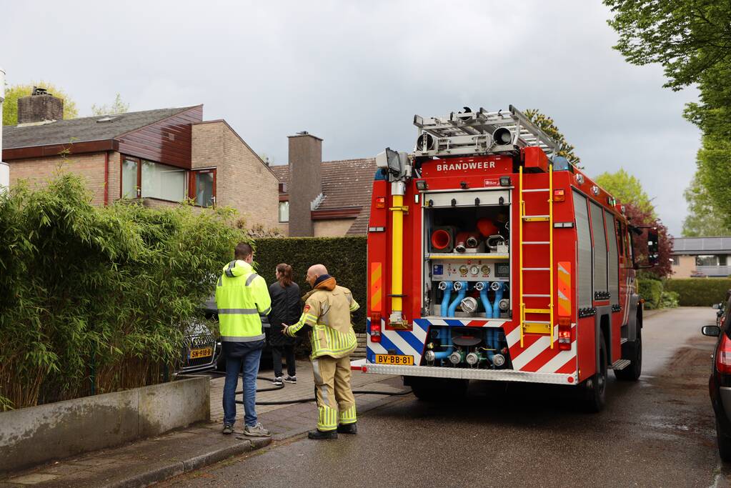 Accu vliegt in brand in garage