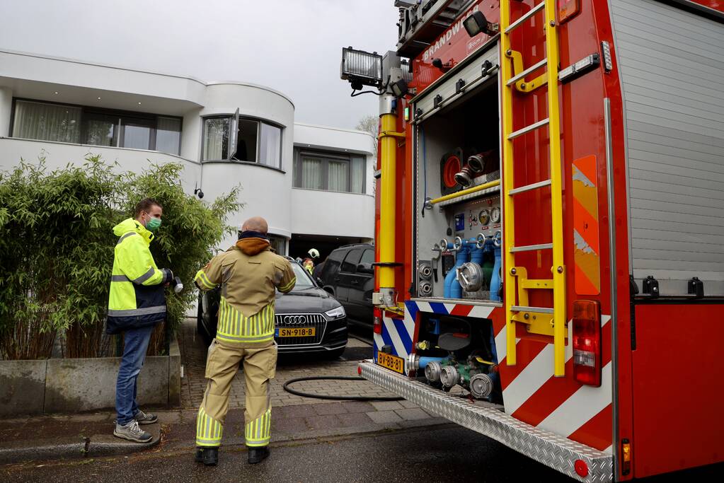 Accu vliegt in brand in garage