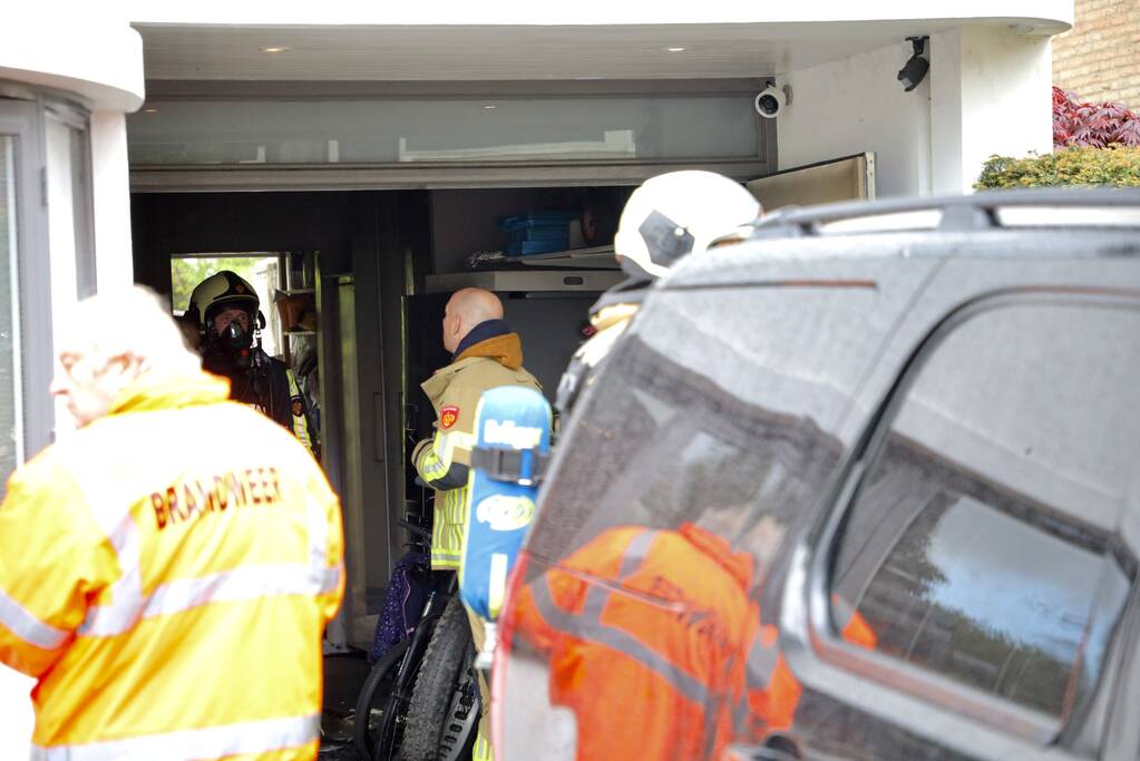 Accu vliegt in brand in garage