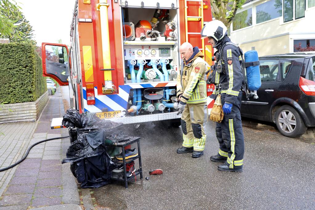 Accu vliegt in brand in garage