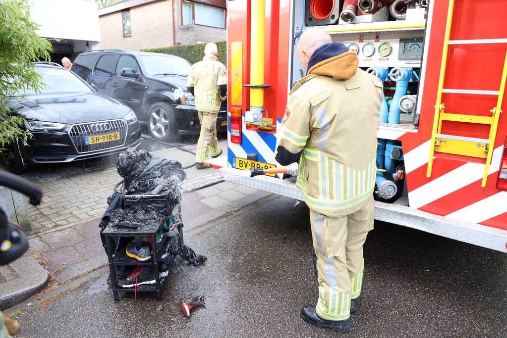 Accu vliegt in brand in garage