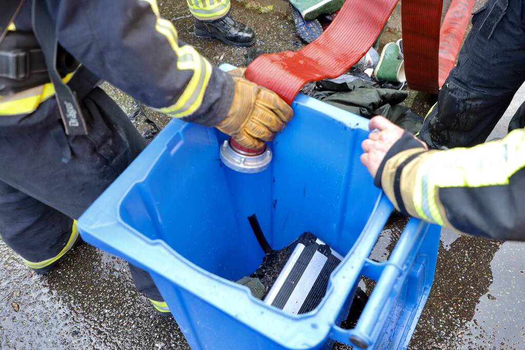 Accu vliegt in brand in garage