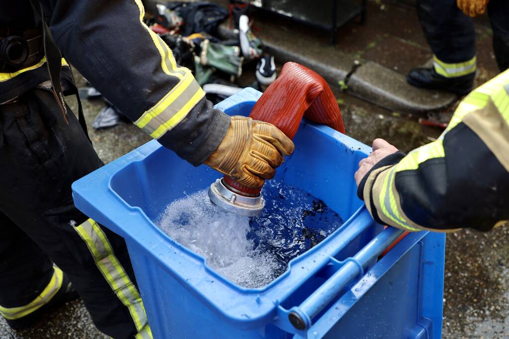 Accu vliegt in brand in garage
