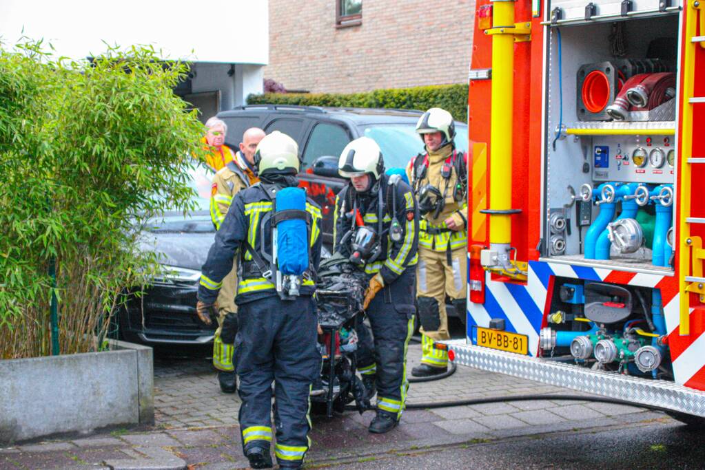 Accu vliegt in brand in garage