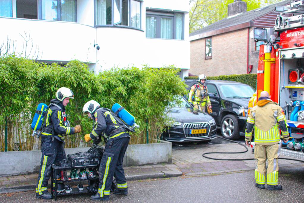 Accu vliegt in brand in garage
