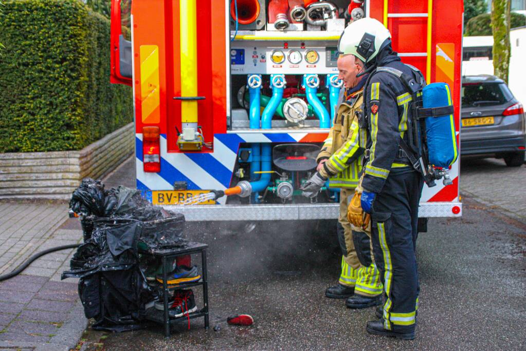 Accu vliegt in brand in garage
