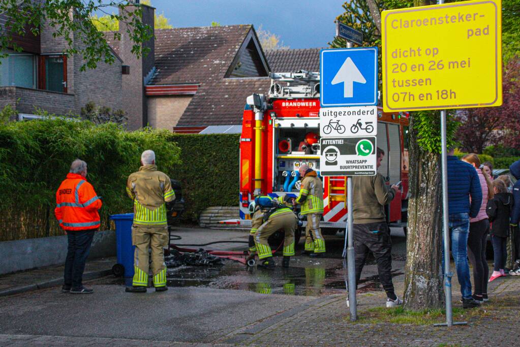 Accu vliegt in brand in garage