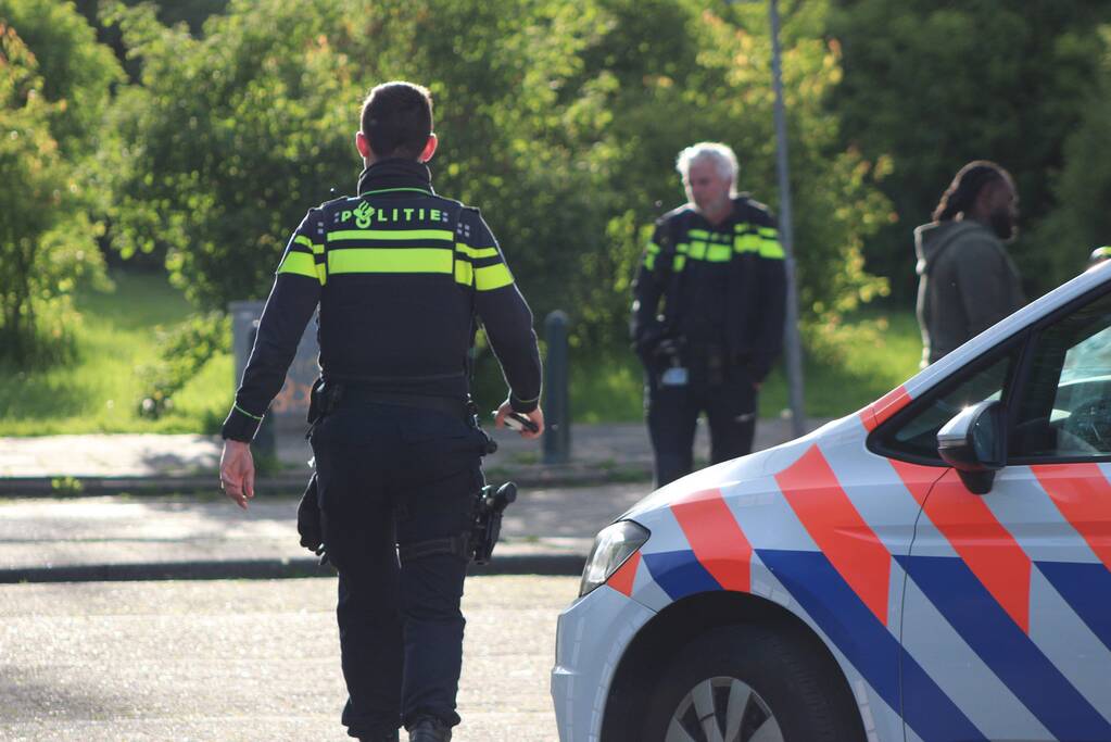 Vrouw van tas beroofd op parkeerplaats