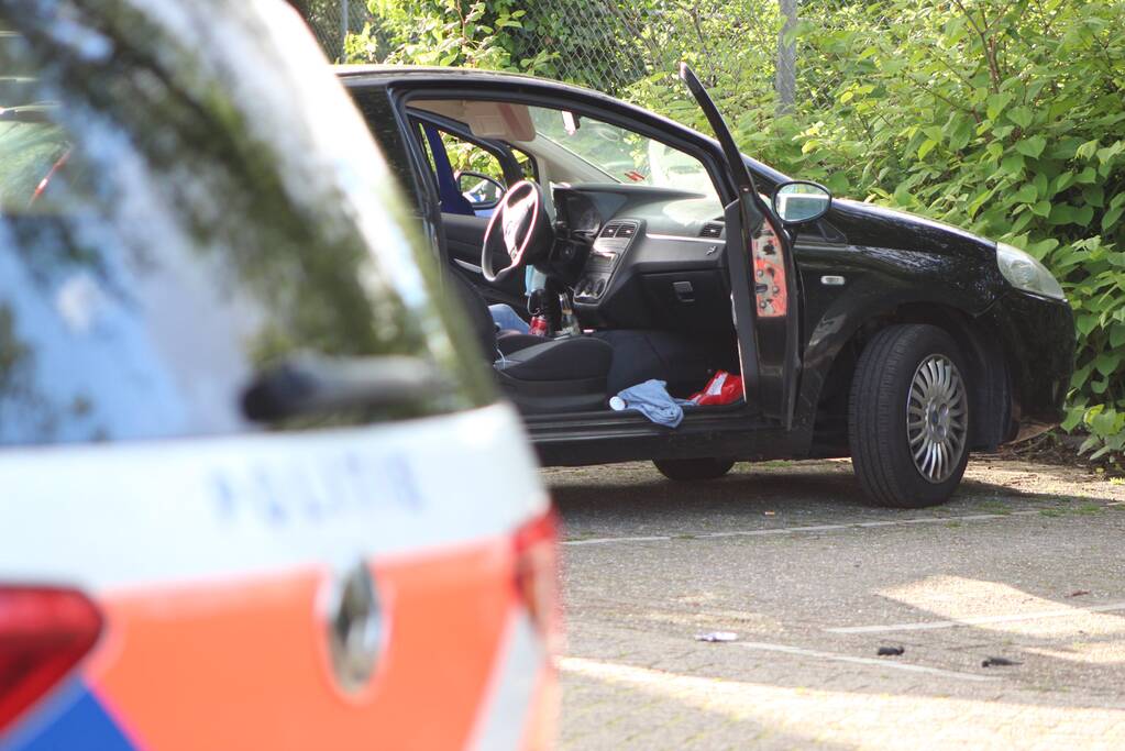 Vrouw van tas beroofd op parkeerplaats