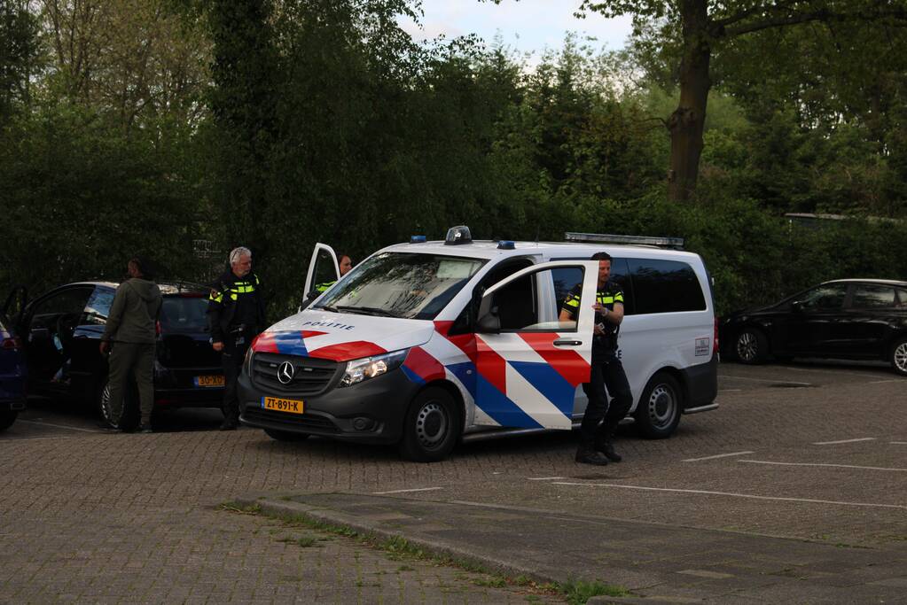 Vrouw van tas beroofd op parkeerplaats