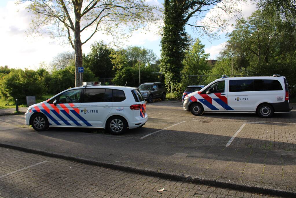 Vrouw van tas beroofd op parkeerplaats