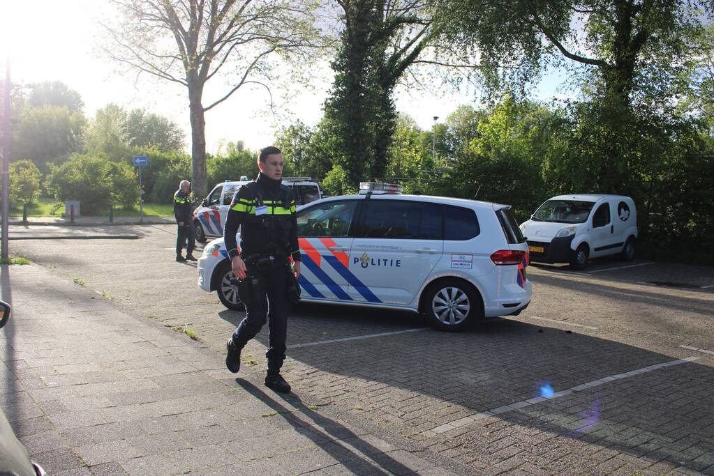 Vrouw van tas beroofd op parkeerplaats