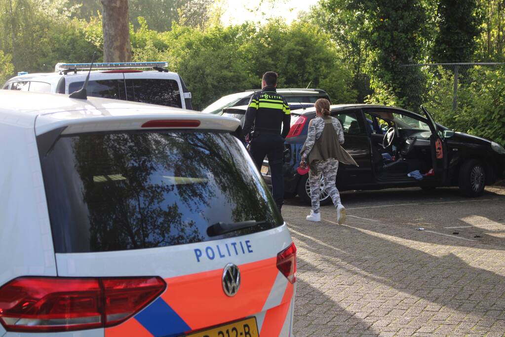 Vrouw van tas beroofd op parkeerplaats