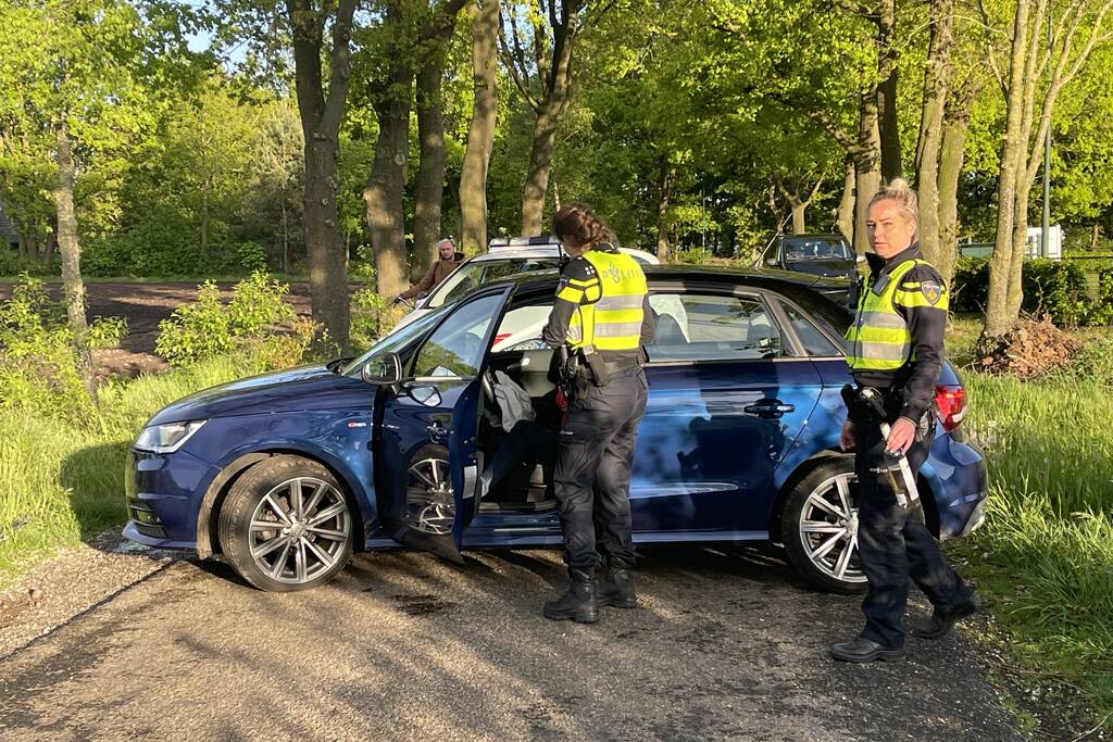 Persoon onder invloed rijdt tegen boom