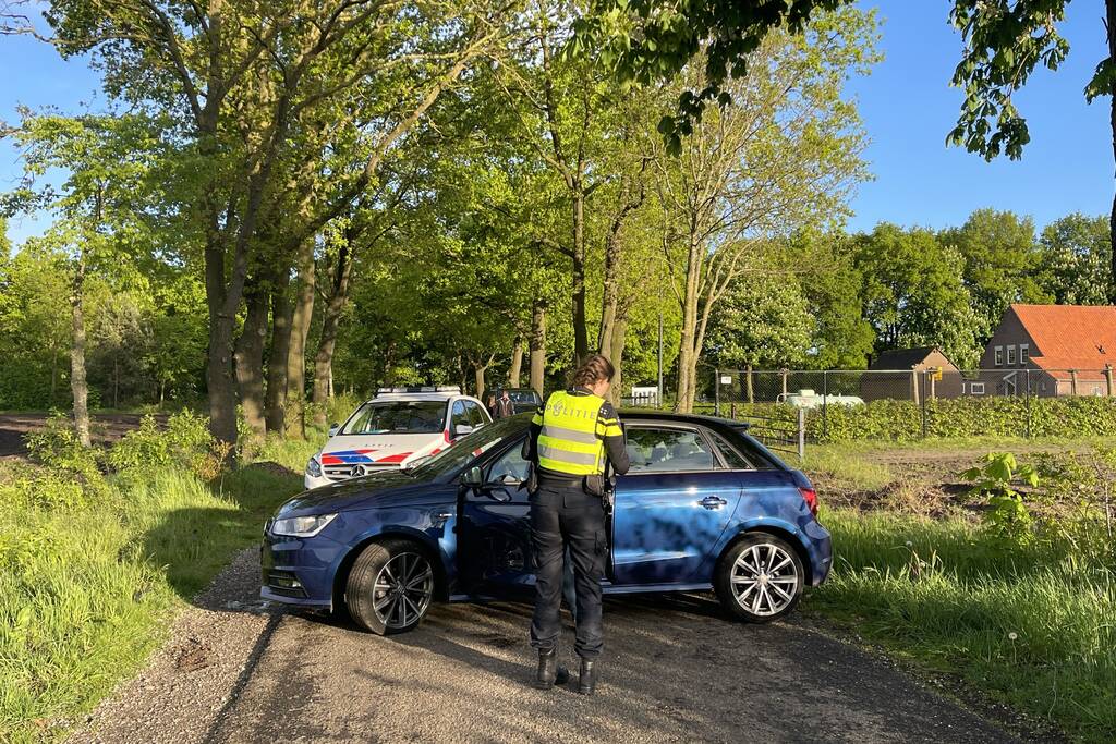Persoon onder invloed rijdt tegen boom