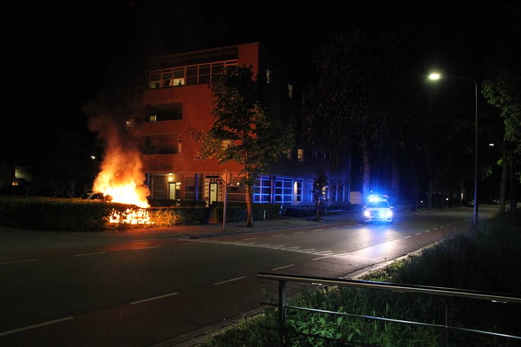 Auto brandt volledig uit op parkeerplaats