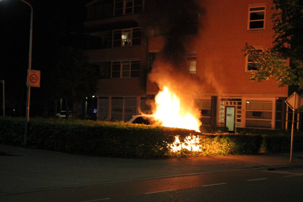 Auto brandt volledig uit op parkeerplaats