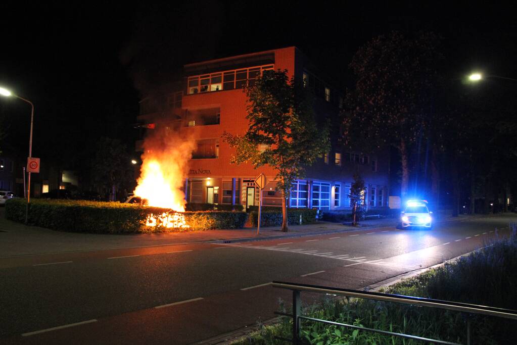 Auto brandt volledig uit op parkeerplaats