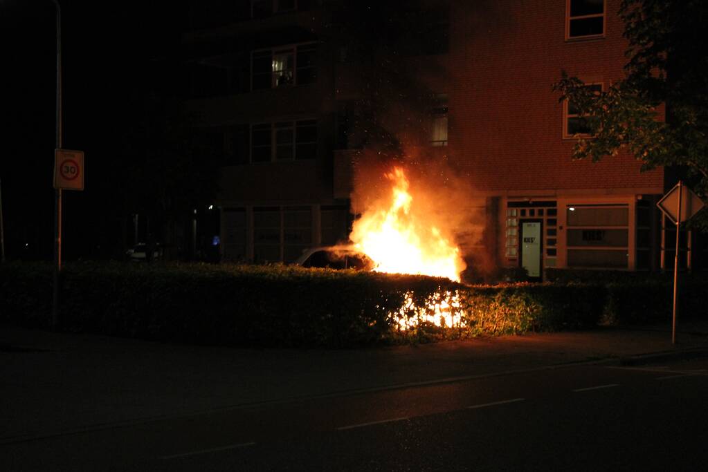Auto brandt volledig uit op parkeerplaats