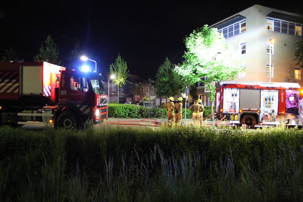 Auto brandt volledig uit op parkeerplaats