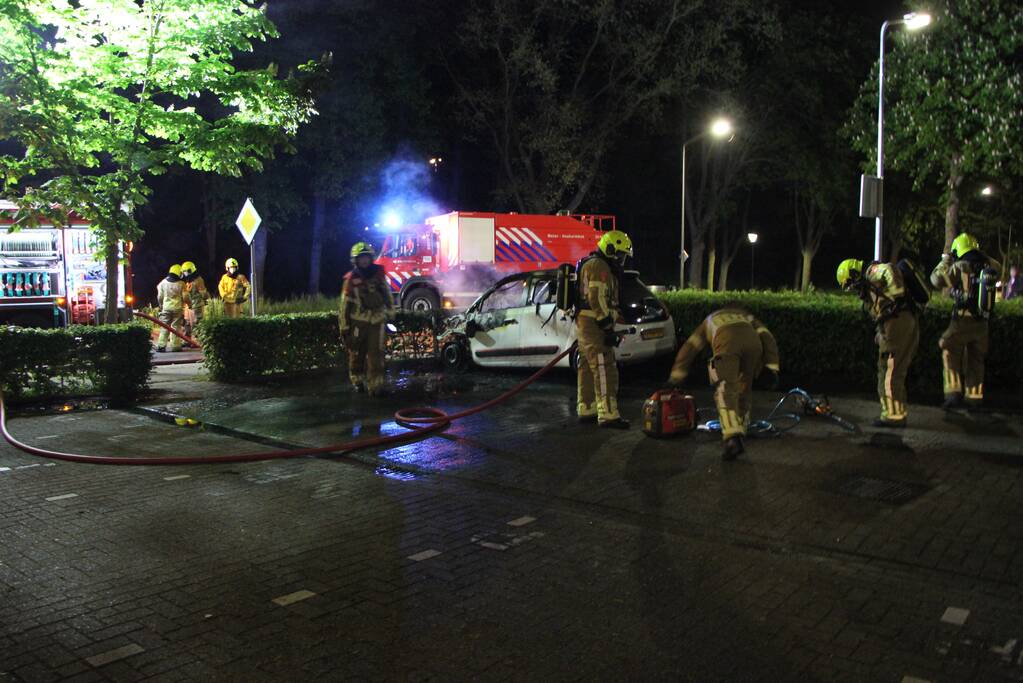 Auto brandt volledig uit op parkeerplaats