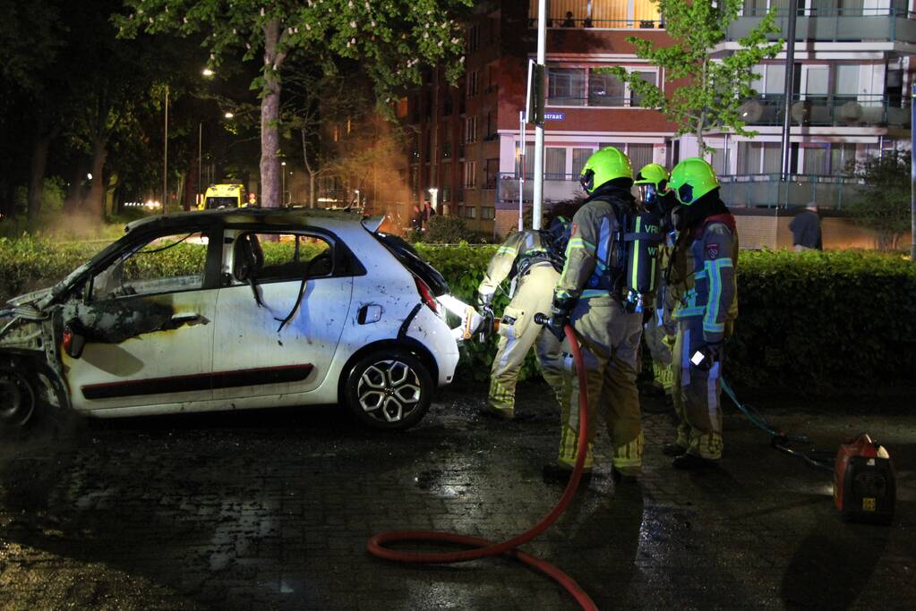 Auto brandt volledig uit op parkeerplaats