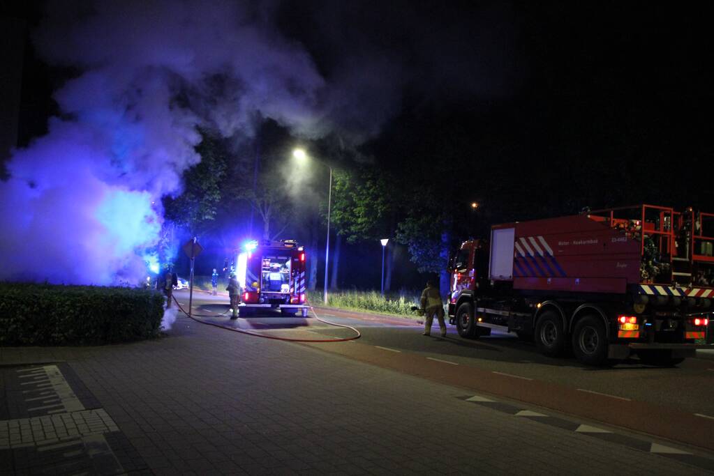 Auto brandt volledig uit op parkeerplaats