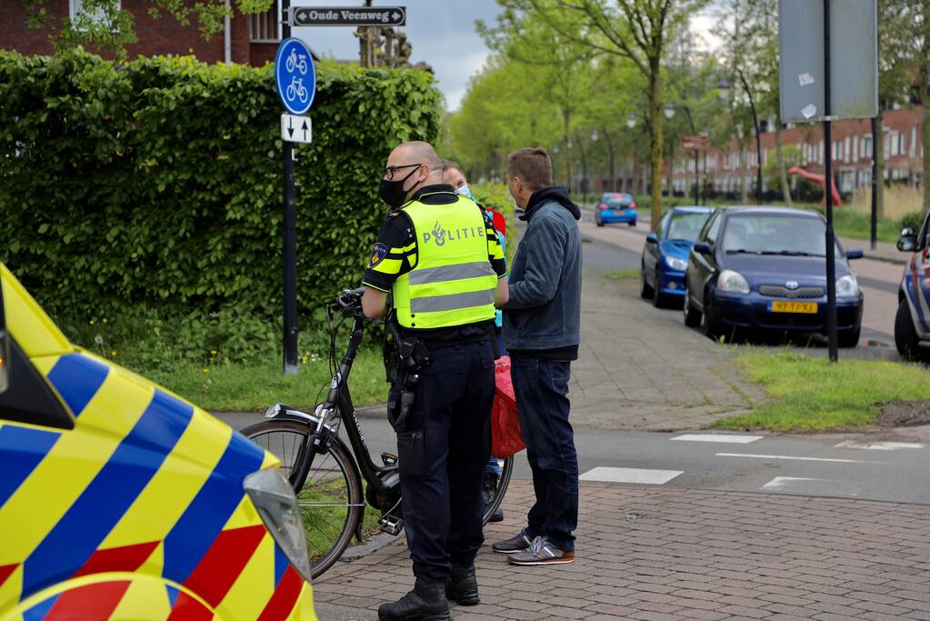 Overstekende fietsster aangereden door DHL-bestelbus