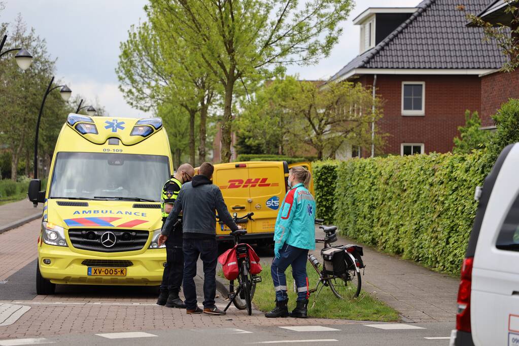 Overstekende fietsster aangereden door DHL-bestelbus