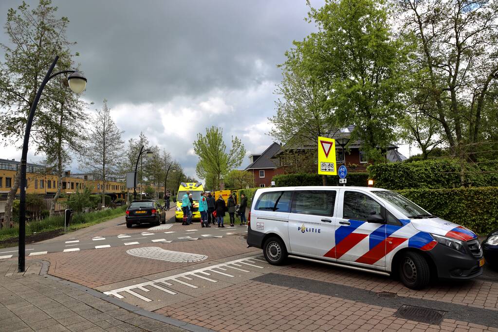 Overstekende fietsster aangereden door DHL-bestelbus