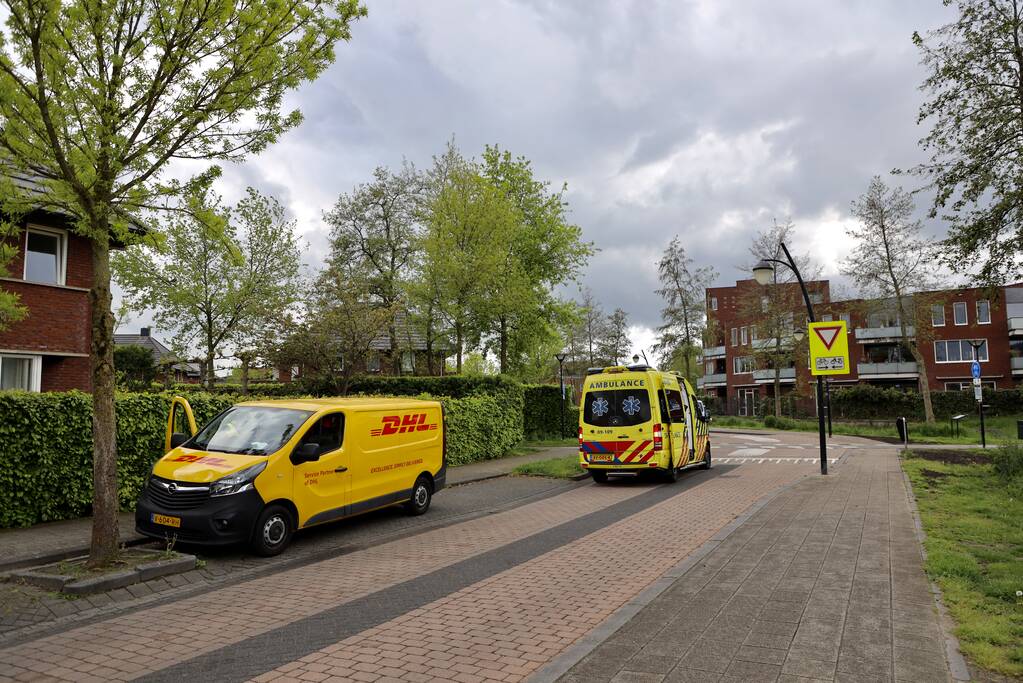 Overstekende fietsster aangereden door DHL-bestelbus