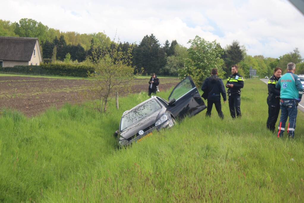 Auto belandt in sloot na aanrijding met vrachtwagen