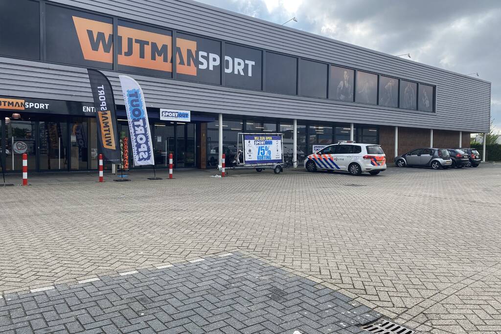 Politie opzoek naar man na winkeldiefstal