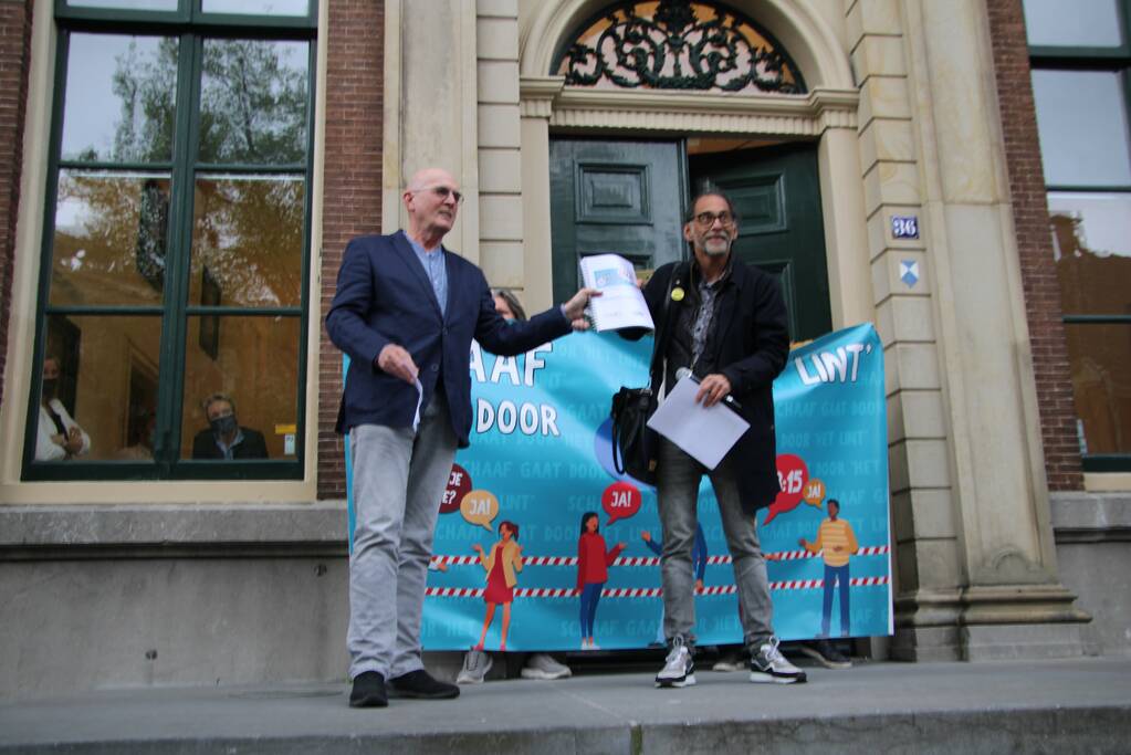 Actie en aanbieden petitie voor toekomst Zalen Schaaf