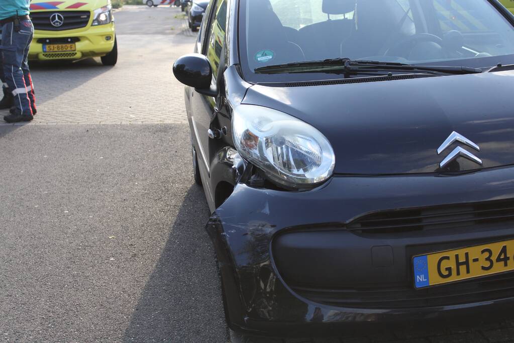 Gewonde bij ongeval tussen twee auto's