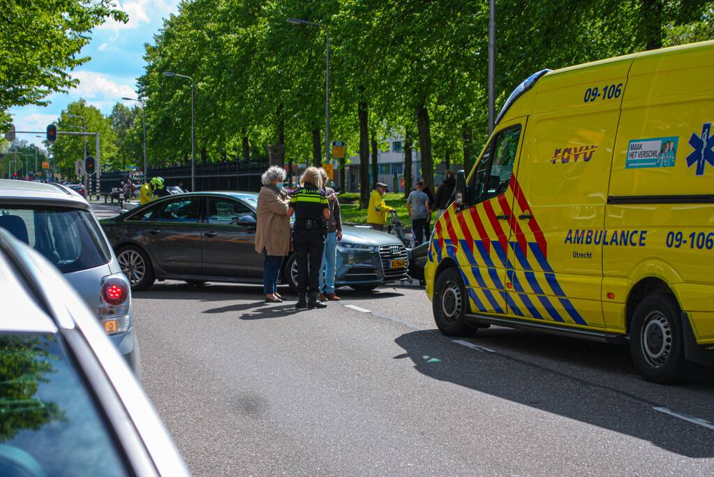 Motorrijder gewond door botsing tegen personenauto