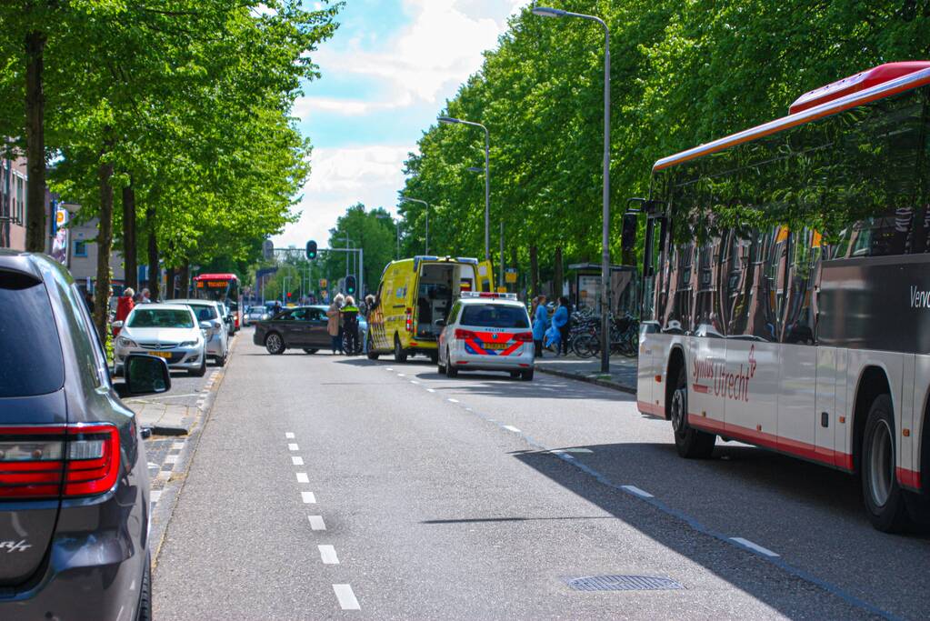 Motorrijder gewond door botsing tegen personenauto