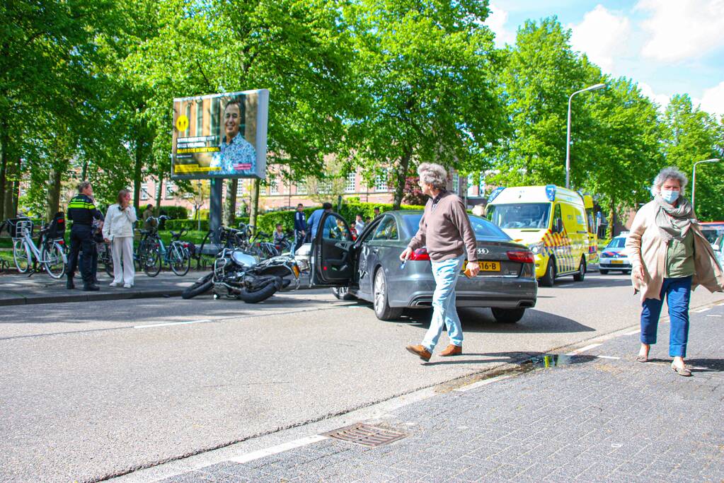 Motorrijder gewond door botsing tegen personenauto