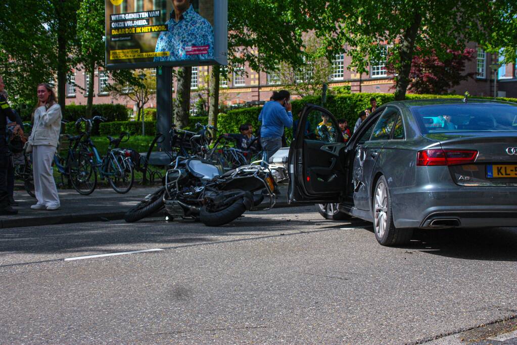 Motorrijder gewond door botsing tegen personenauto