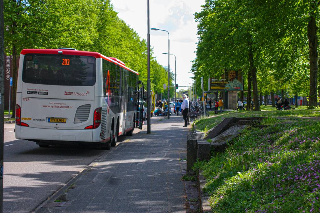Motorrijder gewond door botsing tegen personenauto