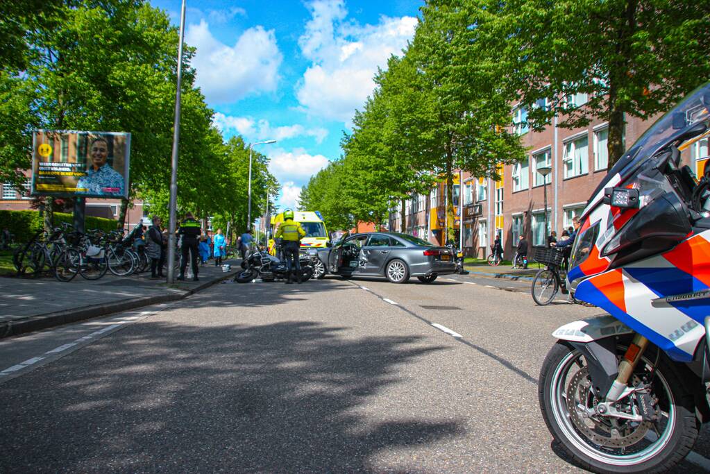 Motorrijder gewond door botsing tegen personenauto