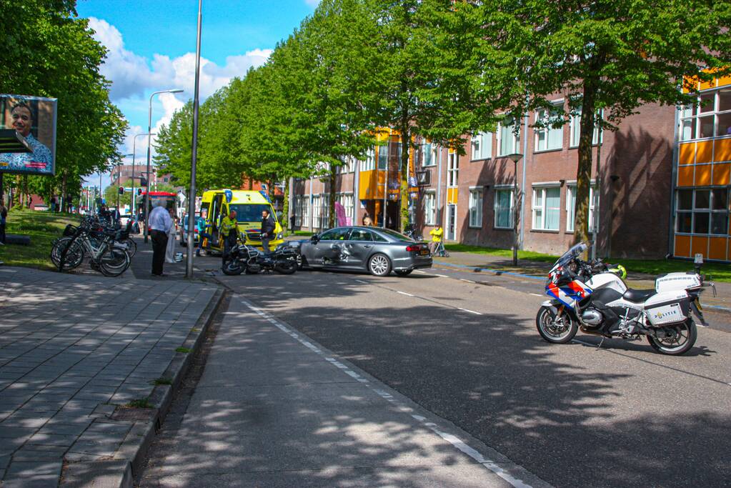 Motorrijder gewond door botsing tegen personenauto