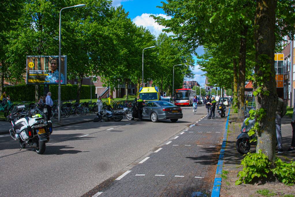 Motorrijder gewond door botsing tegen personenauto