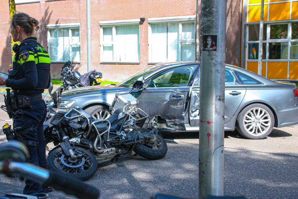 Motorrijder gewond door botsing tegen personenauto