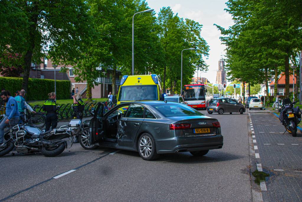 Motorrijder gewond door botsing tegen personenauto