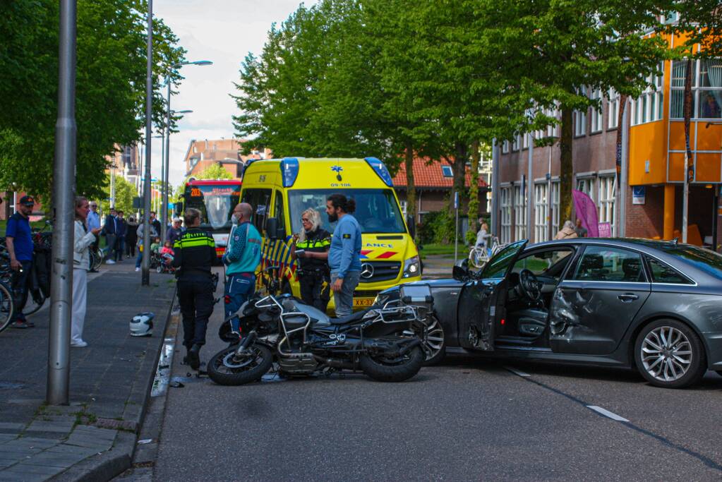 Motorrijder gewond door botsing tegen personenauto