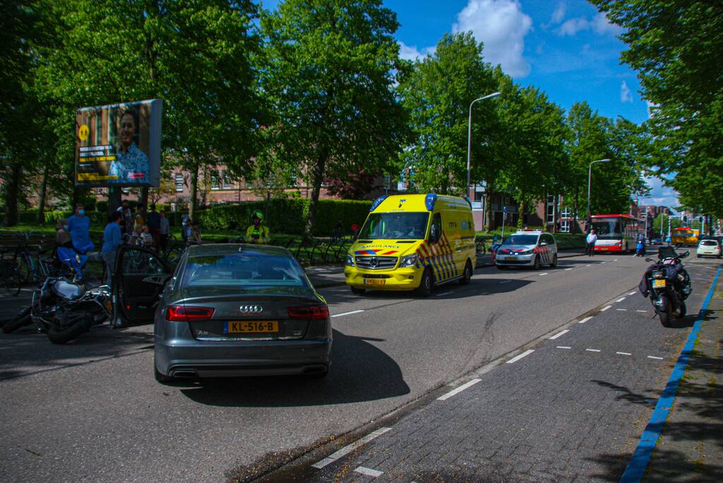 Motorrijder gewond door botsing tegen personenauto