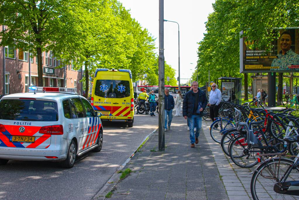 Motorrijder gewond door botsing tegen personenauto
